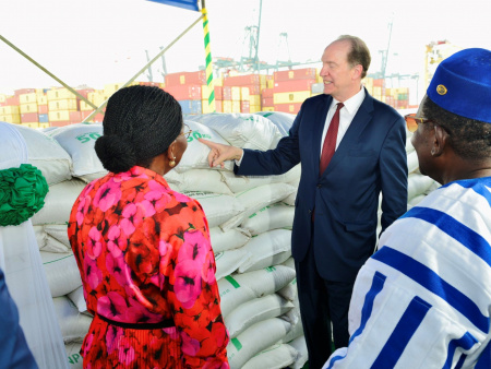 Sécurité alimentaire : à Lomé, David Malpass remet 34 000 tonnes d’engrais aux producteurs agricoles