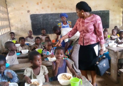 La ministre en charge du développement à la base constate l&#039;effectivité des repas scolaires dans le Bas-Mono
