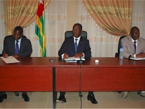 Le PM avec à sa droite le ministre de la Fonction publique, Gilbert Bawara.