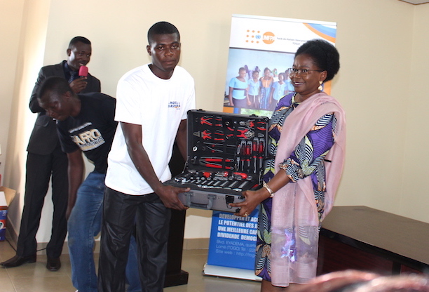 Le ministre en charge de la jeunesse récompense 12 associations et des jeunes artisans diplômés à Lomé