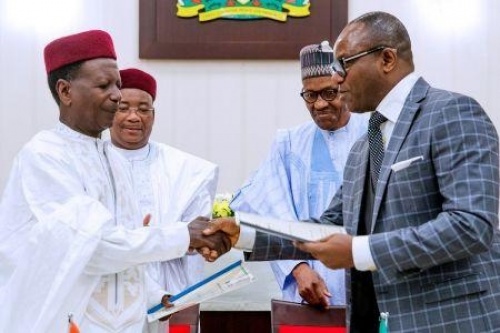 Signature à Abuja du mémorandum d&#039;accord du gazoduc Nigeria-Niger et des projets de raffinerie par les chefs d’Etat des deux pays