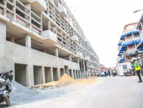 reconstruction-du-grand-marche-de-lome-le-batiment-central-realise-a-60