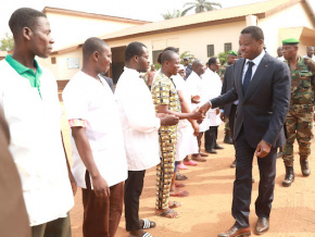 Le Chef de l’Etat visite les infrastructures socio-sanitaires de Tabligbo et échange avec les populations de Yoto