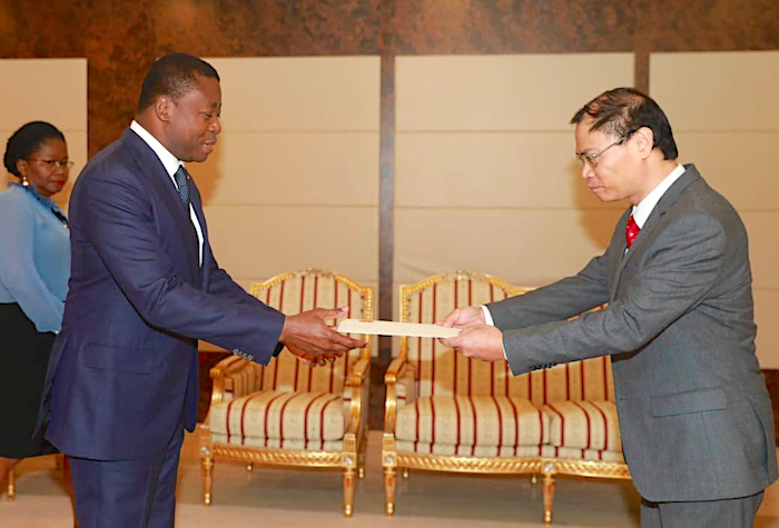 Le Chef de l’Etat reçoit les lettres de créances de 06 nouveaux ambassadeurs accrédités au Togo