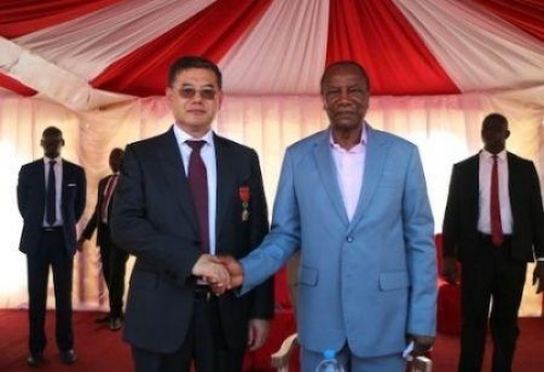 Le Président de la République de Guinée le Professeur Alpha Condé (d) et M. Sun Xiushun, Consul honoraire de la République de Guinée et Président de Winning International Group (g).
