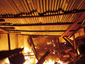 Incendie au marché d’Agoè-Assiyéyé : l’évaluation des dégâts en cours, le gouvernement présente sa compassion