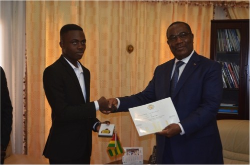 25ème Olympiades africaines de mathématiques : les participants togolais et le lauréat félicités par le PM