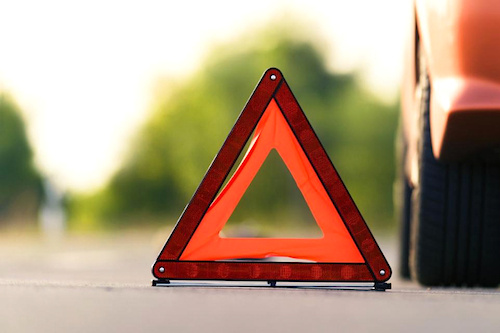 La présence du triangle de présignalisation, obligatoire à bord de tous les véhicules